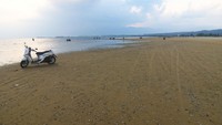 Warga beraktivitas di sekitar hamparan pasir putih yang muncul akibat surutnya air di Danau Poso, Kabupaten Poso, Sulawesi Tengah, Rabu (25/10/2023). 