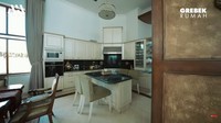 Beginilah penampilan dapur rumah Hotma Sitompoel. Dapurnya tidak terlalu besar, tetapi dilengkapi dengan perlengkapan dapur. Foto: YouTube Atta Halilintar