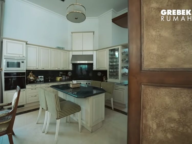 Punya Dapur Mewah, Pengacara Hotma Sitompoel Ngaku Jago Masak