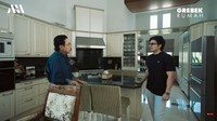 Ada meja makan yang berada di tengah dapur. Mejanya dilengkapi dengan 4 kursi. Foto: YouTube Atta Halilintar