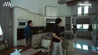 Lewat kanal YouTube Atta Halilintar, pengacara Hotma Sitompoel memperlihatkan penampilan dapur di rumahnya. Foto: YouTube Atta Halilintar
