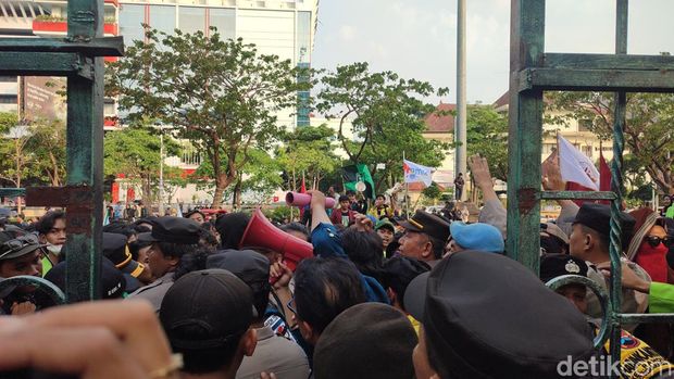 Massa mahasiswa demo evaluasi 9 tahun Presiden Jokowi di depan Gedung DPRD Jateng, Semarang, Rabu (25/10/2023).
