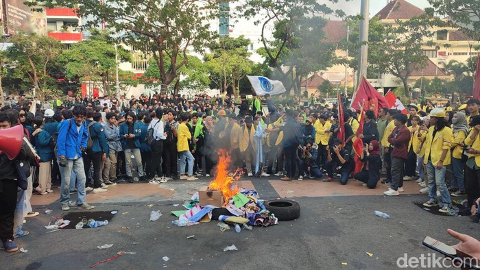 Massa mahasiswa demo evaluasi 9 tahun Presiden Jokowi di depan Gedung DPRD Jateng, Semarang, Rabu (25/10/2023).
