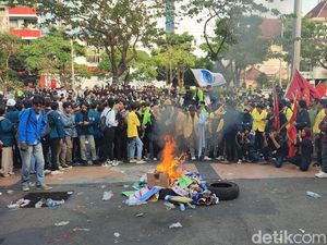 Demo 9 Tahun Jokowi, Massa Bakar Ban di Depan Gedung DPRD Jateng