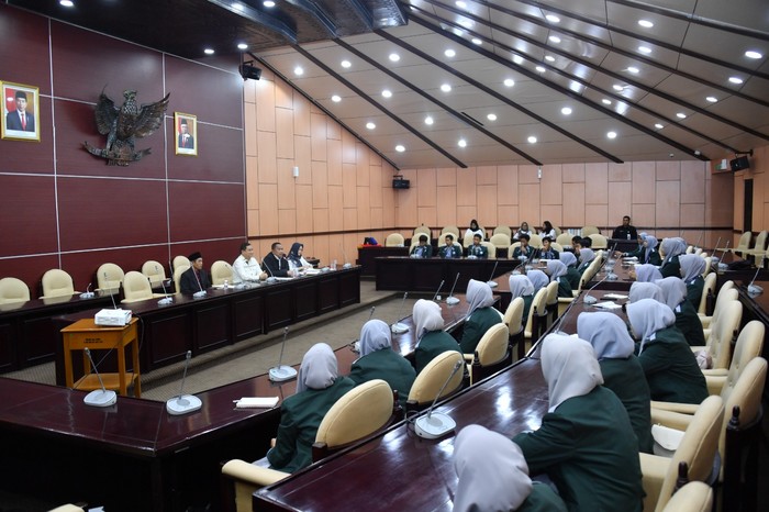 Deputi Bidang Pengkajian dan Pemasyarakatan Konstitusi Sekretariat Jenderal MPR RI Hentoro Cahyono menerima kunjungan santri asal Sumbawa, Nusa Tenggara Barat ke MPR.