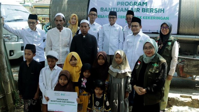 Distribusi Air Bersih untuk Pesantren Terdampak Kekeringan di Jatim Kemarau panjang dan kekeringan ekstrem juga dirasakan para santri di sejumlah daerah di Indonesia. Kali ini, pesantren di Jatim juga mengalami krisis air bersih.