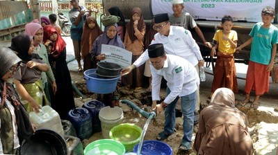 Distribusi Air Bersih untuk Pesantren Terdampak Kekeringan di Jatim