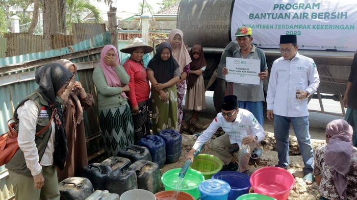 Distribusi Air Bersih untuk Pesantren Terdampak Kekeringan di Jatim Kemarau panjang dan kekeringan ekstrem juga dirasakan para santri di sejumlah daerah di Indonesia. Kali ini, pesantren di Jatim juga mengalami krisis air bersih.