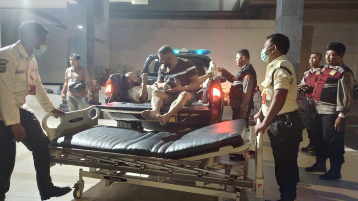 Dua WN Australia, MJS (32) dan MM (39), dilarikan ke RS Mangusada, Badung, untuk diobati usai dipukul di Jalan Pantai Berawa, Kuta Utara, Senin (23/10/2023) malam.