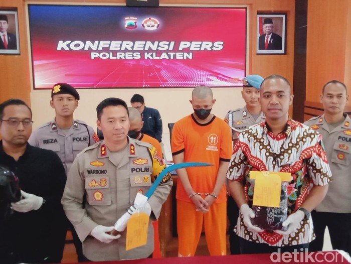 Dua tersangka pembacokan di Polres Klaten, Rabu (25/10/2023).