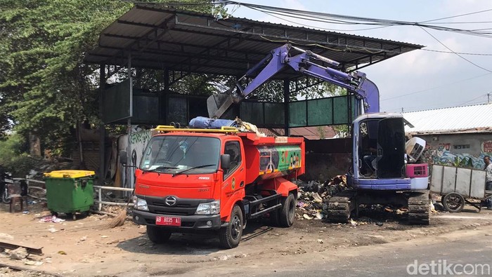 Eksekusi tumpukan sampah di Depo Pengok, Demangan, Kota Jogja, Rabu (25/10/2023).