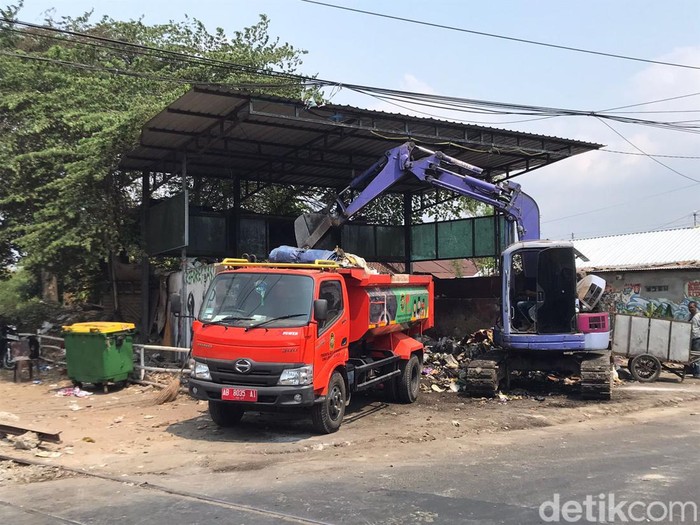 Eksekusi tumpukan sampah di Depo Pengok, Demangan, Kota Jogja, Rabu (25/10/2023).