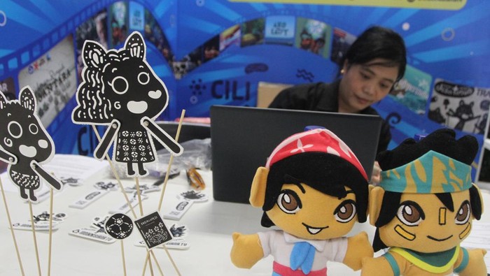 Sejumlah karakter animasi dipajang di depan salah satu stand dalam kegiatan bertajuk 4th Craft International Animation Festival di Gedung Malang Creative Center, Jawa Timur, Rabu (25/10/2023). Festival animasi internasional yang digelar selama enam hari tersebut diikuti ratusan peserta dari 38 negara antara lain Amerika Serikat, Perancis, Jerman, dan China serta diisi dengan berbagai kegiatan yakni pemutaran film animasi, kompetisi animasi, pameran kerajinan karakter animas,i serta pelatihan pembuatan animasi untuk pemula. ANTARA FOTO/Ari Bowo Sucipto/hp.