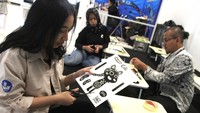 Pengunjung membuat wayang karakter animasi dalam kegiatan bertajuk 4th Craft International Animation Festival di Gedung Malang Creative Center, Jawa Timur, Rabu (25/10/2023).  