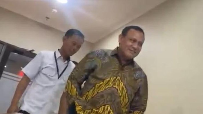 Firli saat berada di gedung Bareskrim Polri untuk menjalani pemeriksaan terkait kasus dugaan pemerasan SYL pada Selasa (24/10)-(dok. Istimewa)