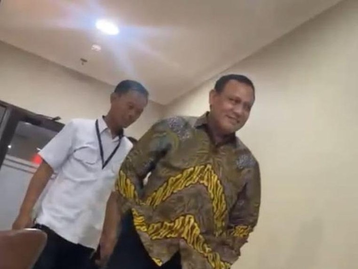 Firli saat berada di gedung Bareskrim Polri untuk menjalani pemeriksaan terkait kasus dugaan pemerasan SYL pada Selasa (24/10)-(dok. Istimewa)