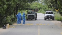 Hernandez mengatakan bahwa berdasarkan informasi awal, 11 anggota kepolisian kota tersebut tewas. Dia menambahkan bahwa motif pembantaian tersebut sedang diselidiki. (AP Photo/Bernardino Hernandez)  