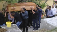 Meksiko menderita karena tingginya tingkat kejahatan dengan kekerasan ditambah dengan sistem peradilan pidana yang sulit. Sekitar 32.000 kasus pembunuhan dilaporkan di negara ini pada tahun 2022, namun sebagian besar kejahatan tidak pernah terselesaikan. Berdasarkan data kelompok pengawas Common Cause, sejauh ini terdapat 341 petugas polisi yang terbunuh di Meksiko, dibandingkan dengan 403 petugas pada tahun 2022. (AP Photo/Alejandrino Gonzalez)  
