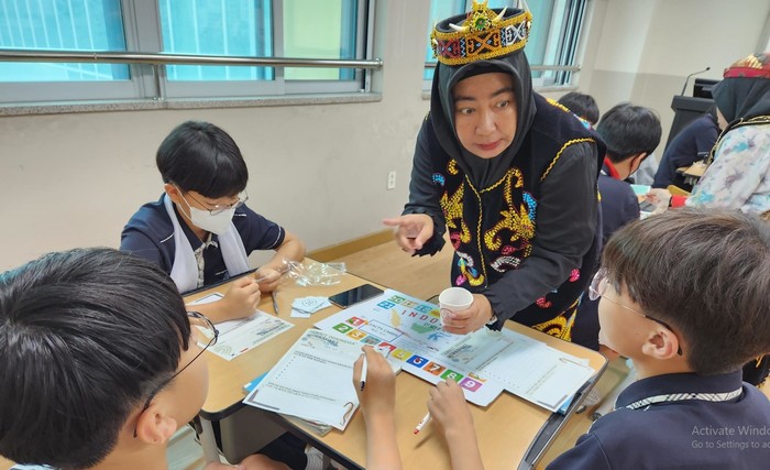 Guru asal Indonesia mengajar di salah satu sekolah menengah Korea Selatan