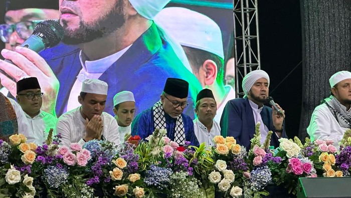 Habib Syech bersama dengan Zulkifli Hasan