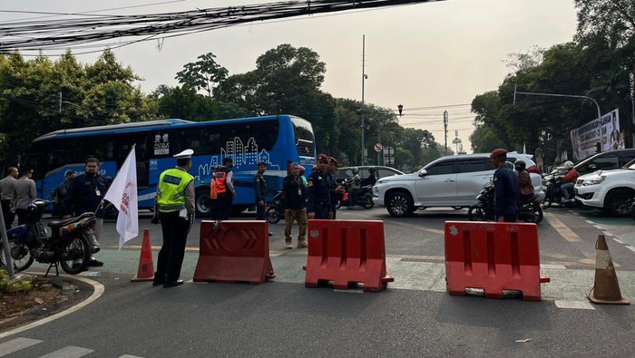 Hari Terakhir Pendaftaran Capres-Cawapres, Jalan Imam Bonjol Depan KPU Ditutup