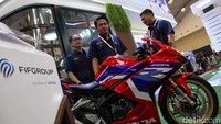 Pemajangan sepeda motor di booth FIFGROUP pada perhelatan IMOS+ 2023 oleh NMC Financing Marketing Regional I Division Head FIFGROUP Benny Setiawan, Chief Marketing Officer sekaligus Project Director FIFGROUP di IMOS+ 2023 Daniel Hartono, dan NMC Financing Marketing Regional II Division Head FIFGROUP Ronald Bintoro. 