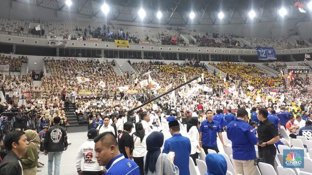Indonesia Arena GBK dipenuhi pendukung Prabowo-Gibran. (CNBC Indonesia/Rosseno Aji Nugroho)