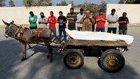 Sejumlah warga Palestina melakukan salat jenazah di kawasan Khan Younis, Gaza, Rabu (25/10/2023).