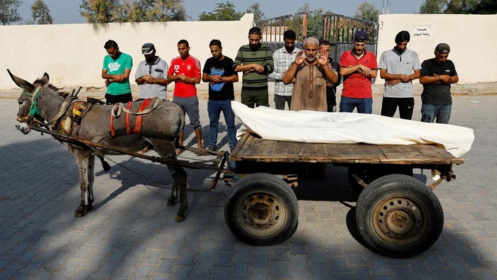 ISRAEL-PALESTINIANS/ Palestinians search for casualties at the site of Israeli strikes on houses, in Khan Younis, in the southern Gaza Strip, October 25, 2023. REUTERS/Ibraheem Abu Mustafa
