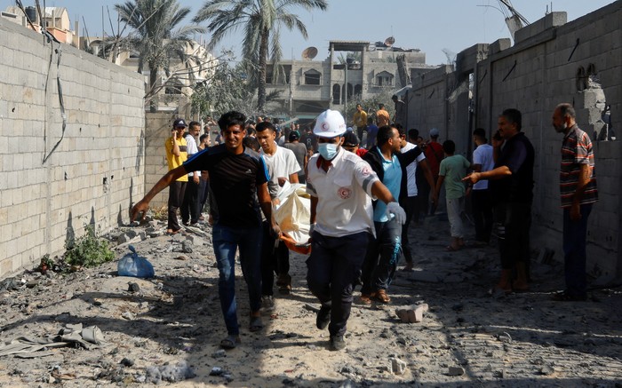 Palestinians search for casualties at the site of Israeli strikes on houses, in Khan Younis, in the southern Gaza Strip, October 25, 2023. REUTERS/Ibraheem Abu Mustafa