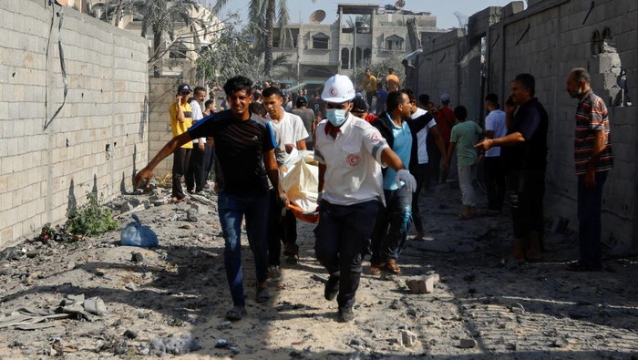 Palestinians search for casualties at the site of Israeli strikes on houses, in Khan Younis, in the southern Gaza Strip, October 25, 2023. REUTERS/Ibraheem Abu Mustafa