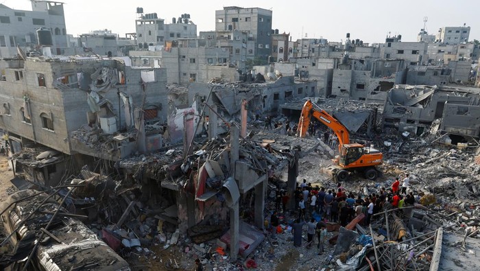 Palestinians search for casualties at the site of Israeli strikes on houses, in Khan Younis, in the southern Gaza Strip, October 25, 2023. REUTERS/Ibraheem Abu Mustafa