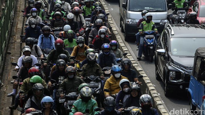 Kemacetan lalu lintas terjadi di Jalan Sultan Agung, Manggarai, Jakarta Selatan, Rabu (25/10/2023) pagi. Kemacetan ini imbas ditutupnya Jalan Imam Bonjol untuk kegiatan pendaftaran bacapres dan bacawapres Prabowo-Gibran.