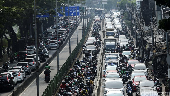 Kemacetan lalu lintas terjadi di Jalan Sultan Agung, Manggarai, Jakarta Selatan, Rabu (25/10/2023) pagi. Kemacetan ini imbas ditutupnya Jalan Imam Bonjol untuk kegiatan pendaftaran bacapres dan bacawapres Prabowo-Gibran.