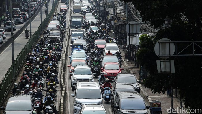 Kemacetan lalu lintas terjadi di Jalan Sultan Agung, Manggarai, Jakarta Selatan, Rabu (25/10/2023) pagi. Kemacetan ini imbas ditutupnya Jalan Imam Bonjol untuk kegiatan pendaftaran bacapres dan bacawapres Prabowo-Gibran.