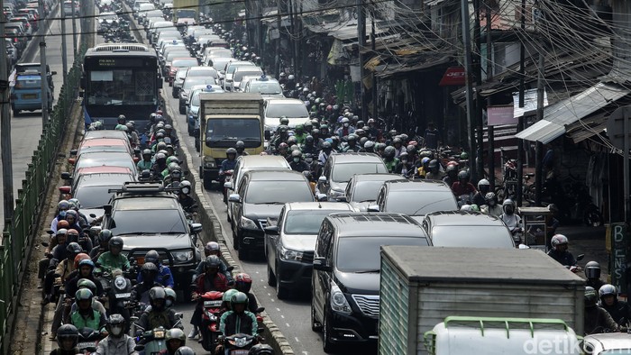 Kemacetan lalu lintas terjadi di Jalan Sultan Agung, Manggarai, Jakarta Selatan, Rabu (25/10/2023) pagi. Kemacetan ini imbas ditutupnya Jalan Imam Bonjol untuk kegiatan pendaftaran bacapres dan bacawapres Prabowo-Gibran.