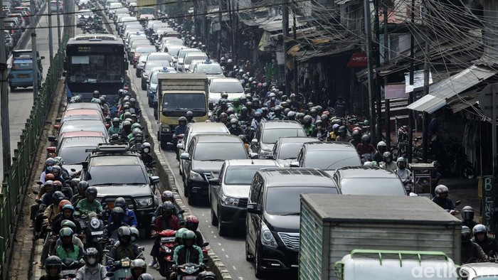 Kemacetan lalu lintas terjadi di Jalan Sultan Agung, Manggarai, Jakarta Selatan, Rabu (25/10/2023) pagi. Kemacetan ini imbas ditutupnya Jalan Imam Bonjol untuk kegiatan pendaftaran bacapres dan bacawapres Prabowo-Gibran.