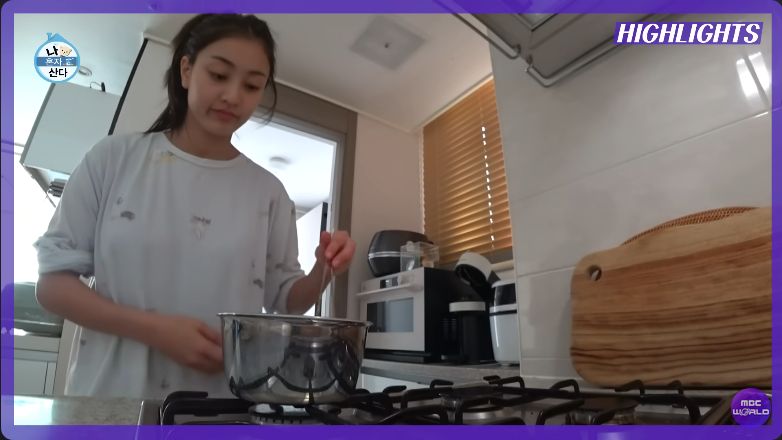 Jihyo TWICE masak mie instan ala Korea