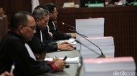 Menuntut, agar supaya majelis hakim Pengadilan Tindak Pidana Korupsi pada Pengadilan Negeri Jakarta Pusat yang memeriksa dan mengadili perkara, memutuskan, menyatakan, terdakwa Johnny G Plate terbukti secara sah dan meyakinkan bersalah melakukan tindak pidana korupsi secara bersama-sama, kata jaksa dalam persidangan di Pengadilan Tipikor Jakarta, Jalan Bungur Raya, Jakpus, Rabu (25/10/2023).  