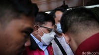 Plate diyakini jaksa melanggar Pasal 2 ayat 1 juncto Pasal 18 Undang-Undang Pemberantasan Tindak Pidana Korupsi (UU Tipikor) juncto Pasal 55 ayat 1 ke-1 KUHP.  
