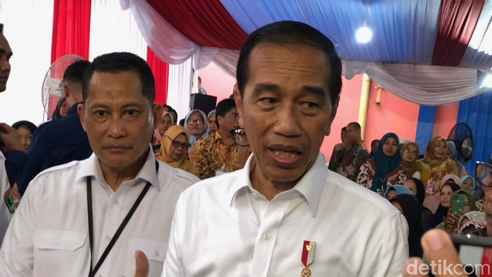 Jokowi bersama Dirut Bulog Budi Waseso di gudang Bulog Sumbar. (M Afdal/detikSumut)