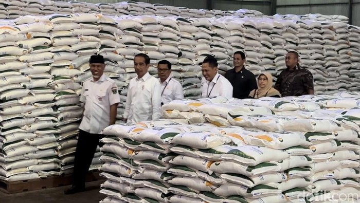 Jokowi saat mengunjungi beras Bulog Sumbar di Padang. (Jeka Kampai/detikSumut)