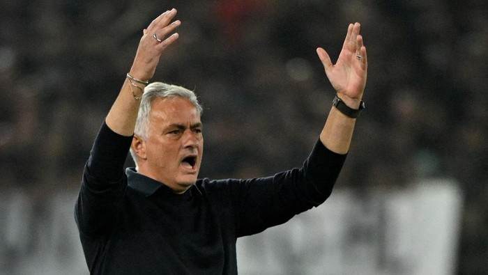 FILE PHOTO: Soccer Football - Serie A - AS Roma v AC Milan - Stadio Olimpico, Rome, Italy - September 1, 2023 AS Roma coach Jose Mourinho REUTERS/Alberto Lingria/File Photo