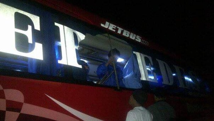 Kaca bus pecah dilempar batu saat melintas di Luwu.