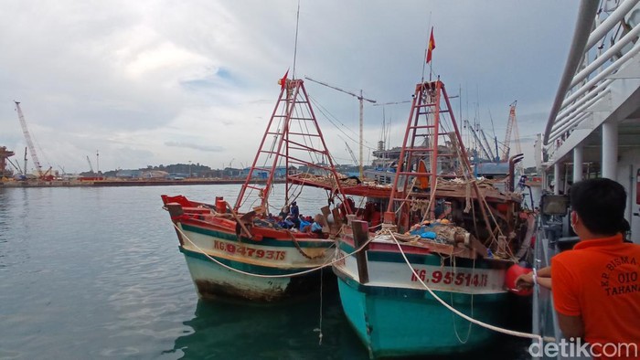 Kapal berbendera Vietnam yang ditangkap karena mencuri ikan di laut Natuna, Kepri. (Alamudin Hamapu/detikSumut)