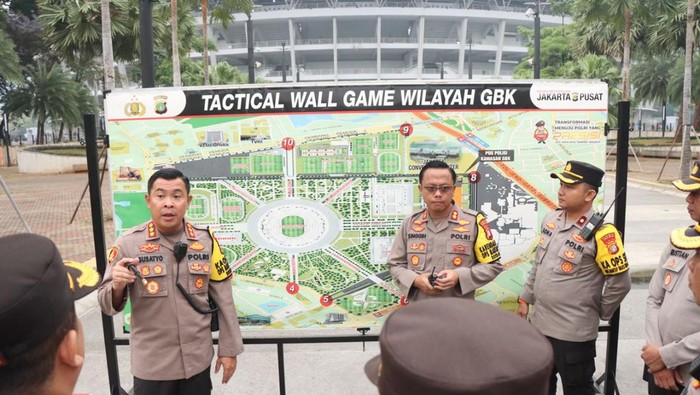 Kapolres Metro Jakarta Pusat Kombes Susatyo Purnomo Condro (kiri) memberikan arahan ke personel pengamanan.
