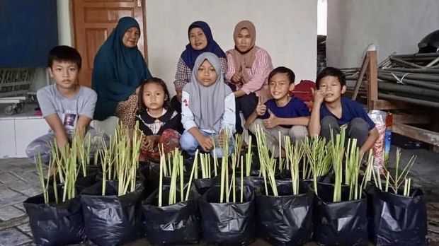 Kegiatan Bersih-bersih Pantai Kenjeran yang dilakukan Komunitas Tunas Hijau Indonesia.