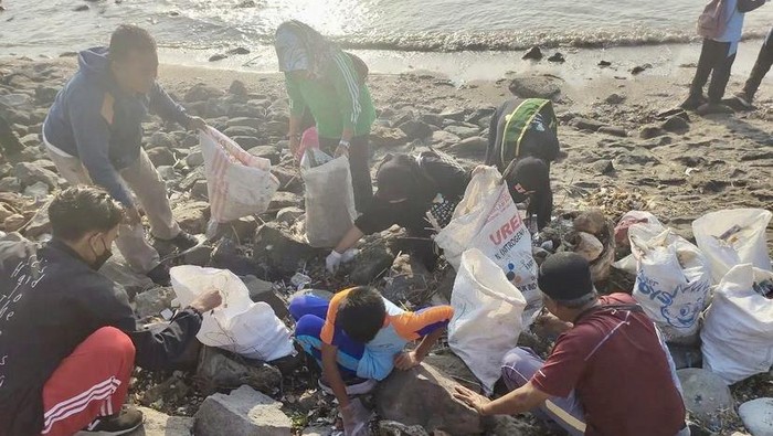 Kegiatan Bersih-bersih Pantai Kenjeran yang dilakukan Komunitas Tunas Hijau Indonesia.