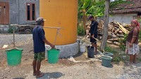 warga di dusun tersebut juga mengandalkan bantuan air bersih dari pemerintah setempat.