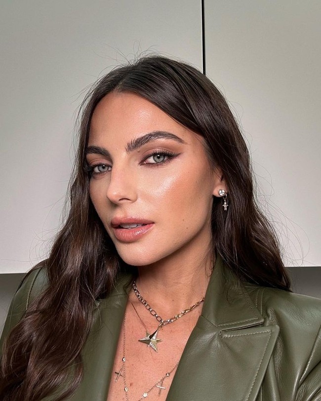 Kelly sendiri dikenal dekat dengan dunia balap mobil karena bekerja sebagai PR motosport dan kreator konten untuk Formula-E sejak 2015. Kepada situs e-racing, wanita cantik itu mengaku bertanggung jawab untuk Instagram, Twitter, dan Snapchat. Foto: Instagram